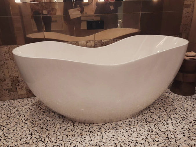 Free standing curved bathtub