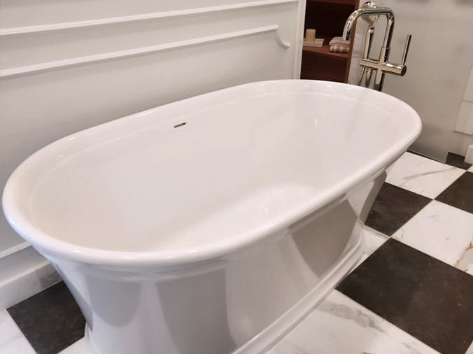 free standing oval bathtub
